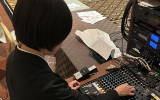 北海道イベント企画・音響照明制作｜サウンド企画の７色の舞台照明が当たっている画像